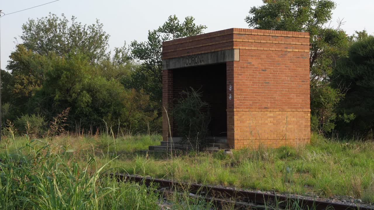 사용하지 않는 철도 트랙을 따라 오래 버려진 기차역 벽돌 쉼터
