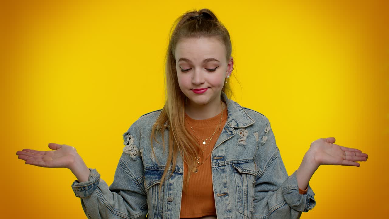 confundida chica bonita sintiéndose avergonzada por una pregunta ambigua, teniendo dudas, sin idea, sin idea