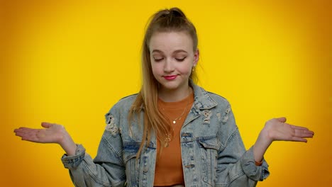 confundida chica bonita sintiéndose avergonzada por una pregunta ambigua, teniendo dudas, sin idea, sin idea