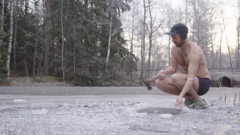 Un-Apuesto-Bañista-De-Hielo-Levanta-La-Tapa-Redonda-De-La-Alcantarilla-De-Hielo-Y-Se-Prepara-Para-Entrar