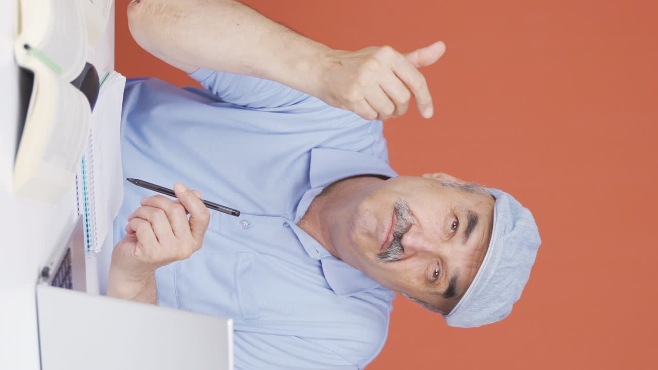 손으로 돈을 만드는  ⁇ 은이의 수직 비디오.