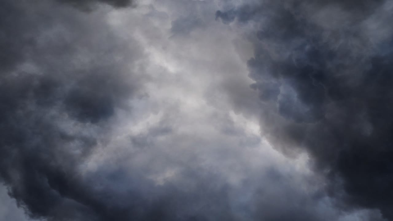 4k nubes en el cielo y tormentas eléctricas en las nubes