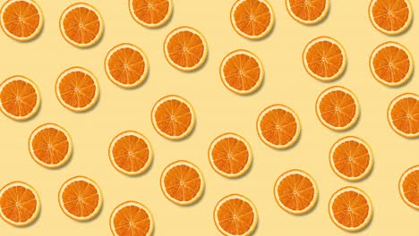 animación de bucle sin costuras con muchas rebanadas de naranja que se mueven en un fondo amarillo pastel, copia espacio