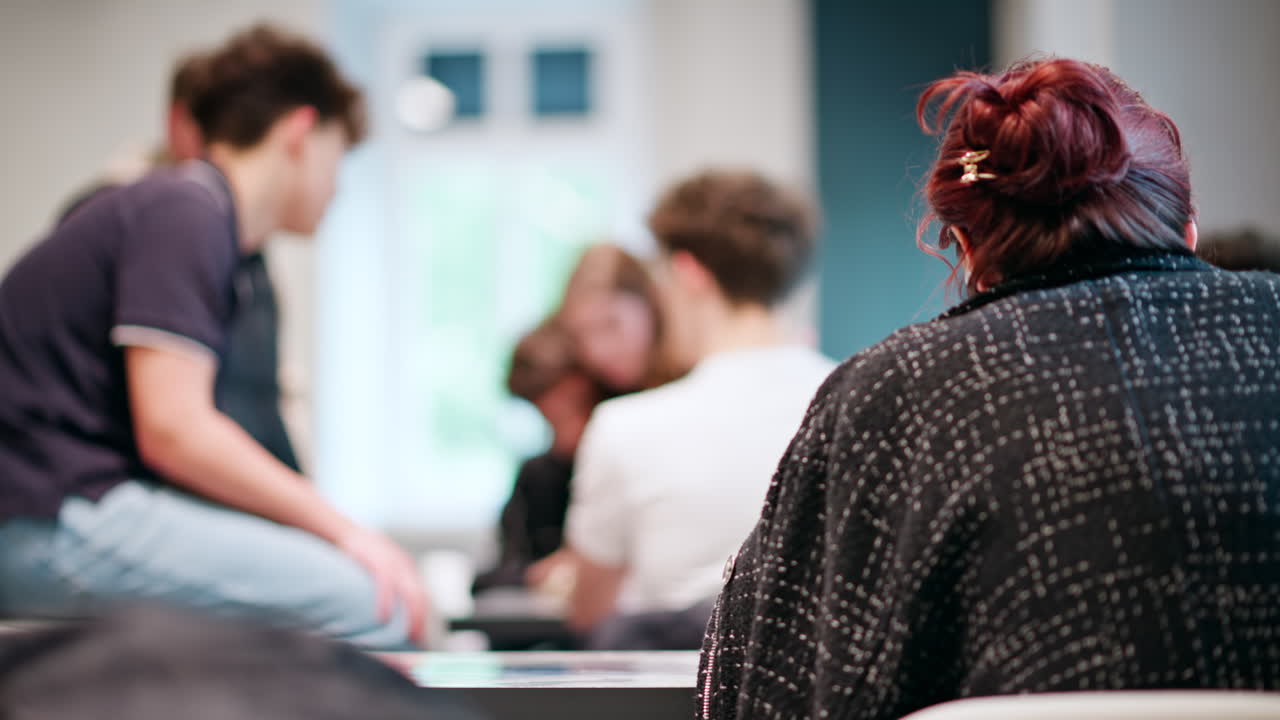 Ragazzi sfocati che si divertono alle lezioni scolastiche