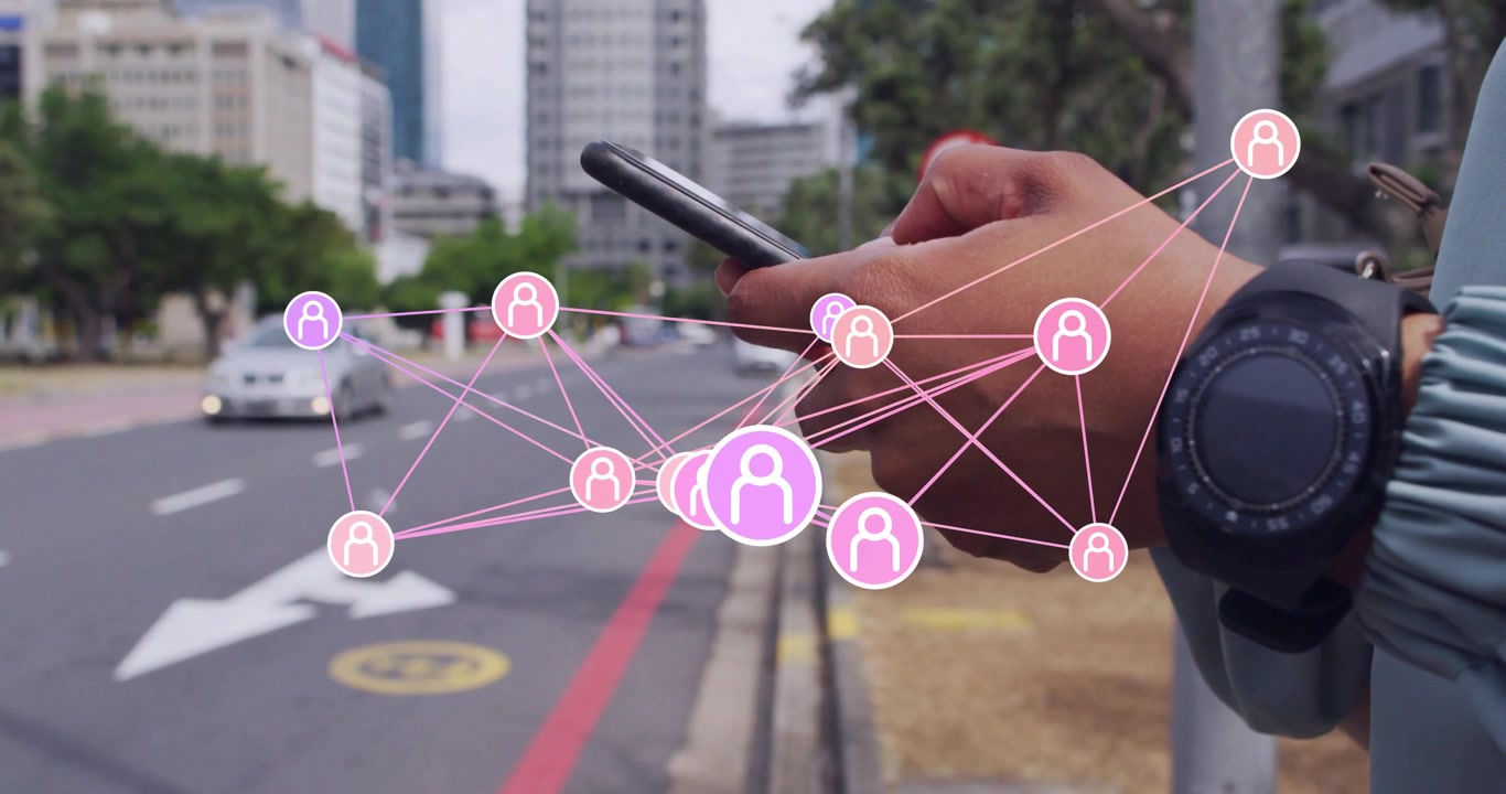 Donna pendolare che tocca il telefono al marciapiede e icone di rete crescenti sopra le mani per il marketing tecnologico