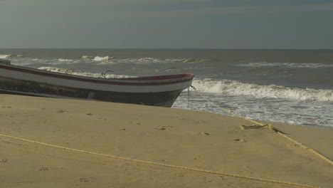 Kleines-Fischerboot-An-Einem-Karibischen-Strand-Im-Sonnenuntergang