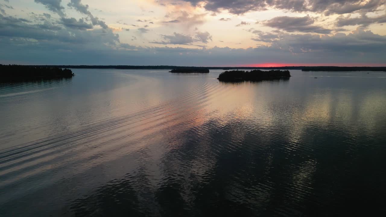 Vista aérea do pôr do sol sobre o Lago Huron, Hessel, Michigan, Ilhas Les Cheneaux, Michigan