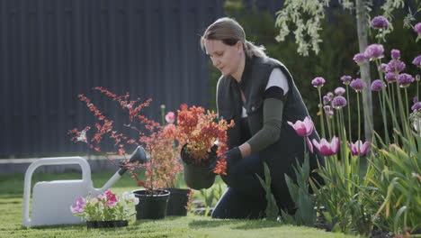 mujer de mediana edad trabajando en su patio trasero en su jardín