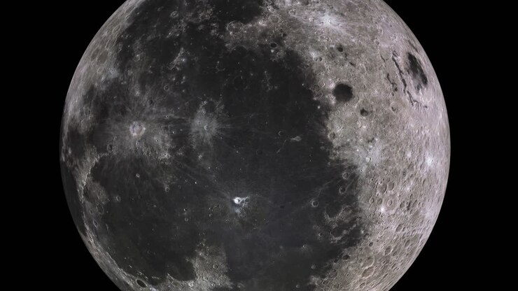 Lua girando sobre o fundo preto do espaço profundo enquanto a câmera se move para mais perto do maior satélite da Terra. Crateras visíveis na superfície. ProRes