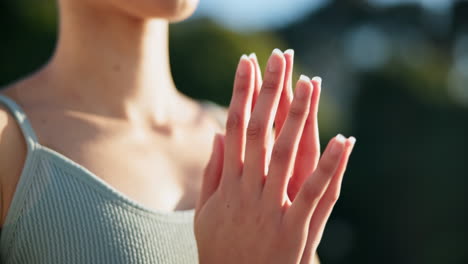 mujer, manos y yoga en relajarse