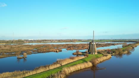 Hermoso-Reflejo-De-Un-Molino-De-Viento-Tradicional-En-Kinderdijk-En-Un-Claro-Día-De-Otoño