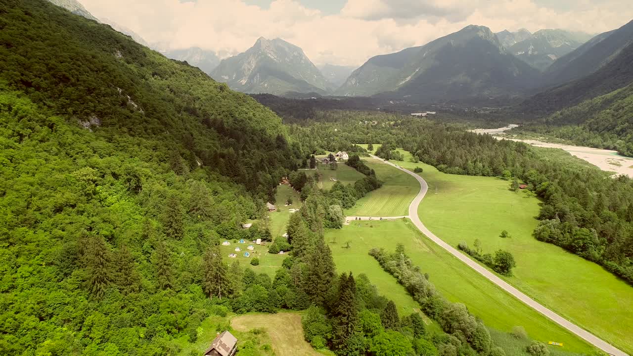vista aérea de un valle y la calle principal rodeada de colinas en eslovenia.