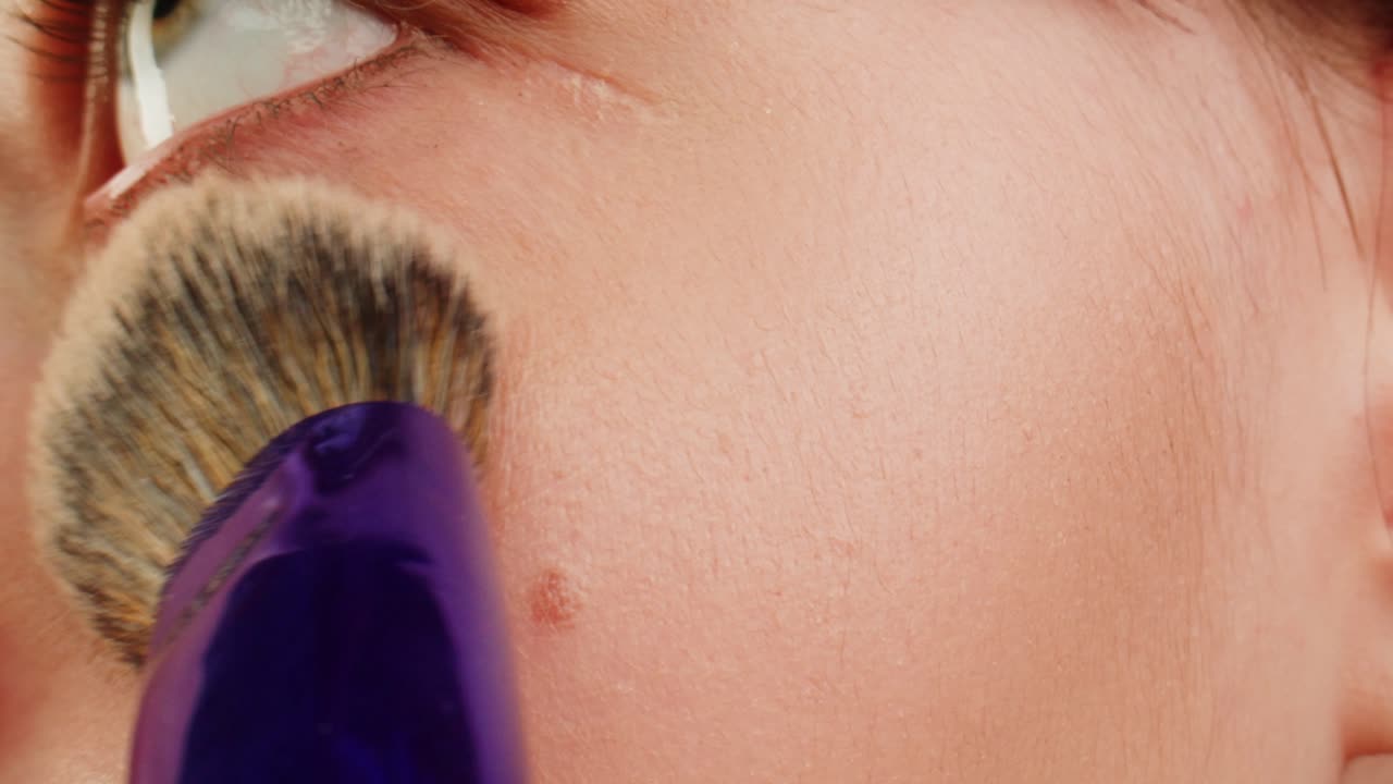mujer aplicando maquillaje facial