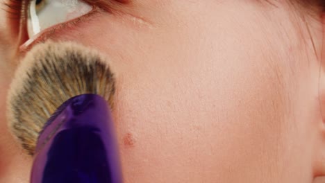 mujer aplicando maquillaje facial