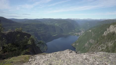 Hermoso-Paisaje-Montañoso-De-Noruega-En-Verano,-Toma-Deslizante