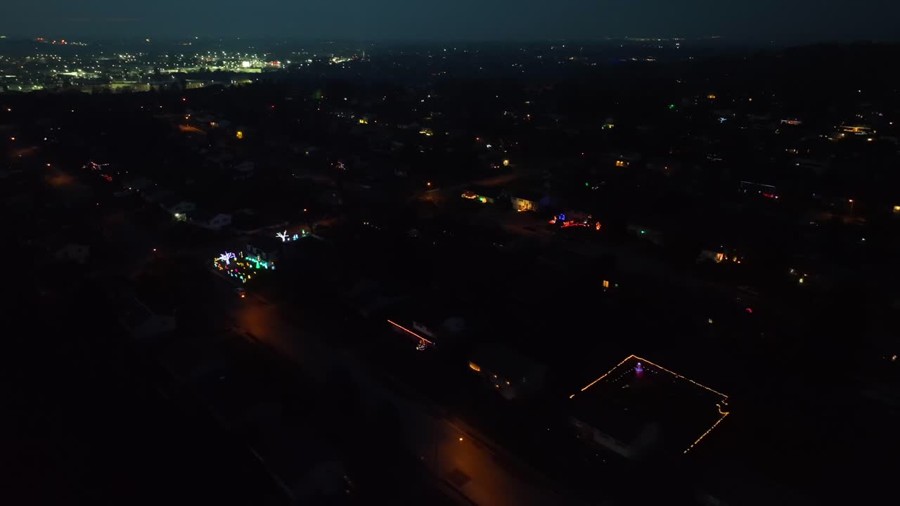 fotografía aérea de las luces de navidad y la ciudad por la noche