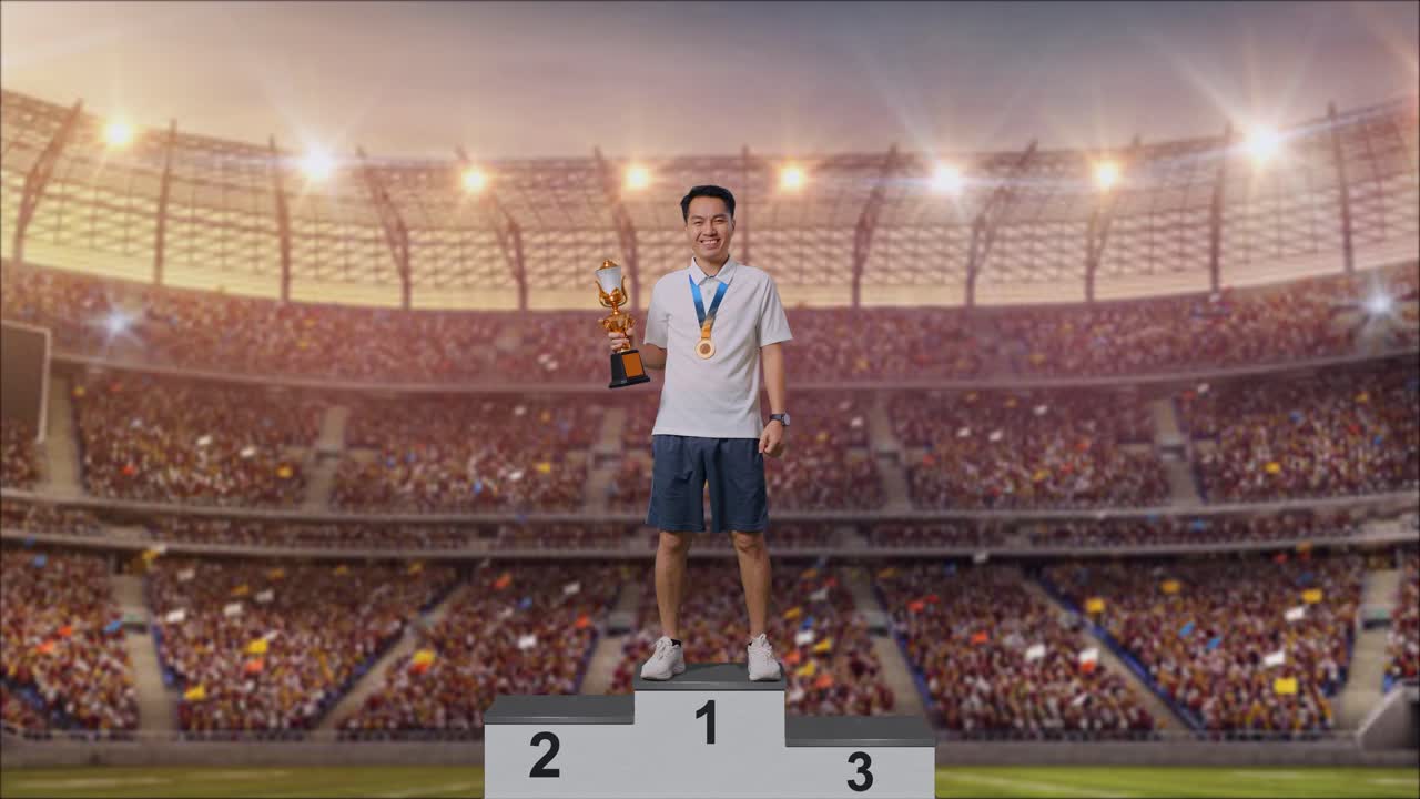 hombre ganando un trofeo en un podio en un estadio
