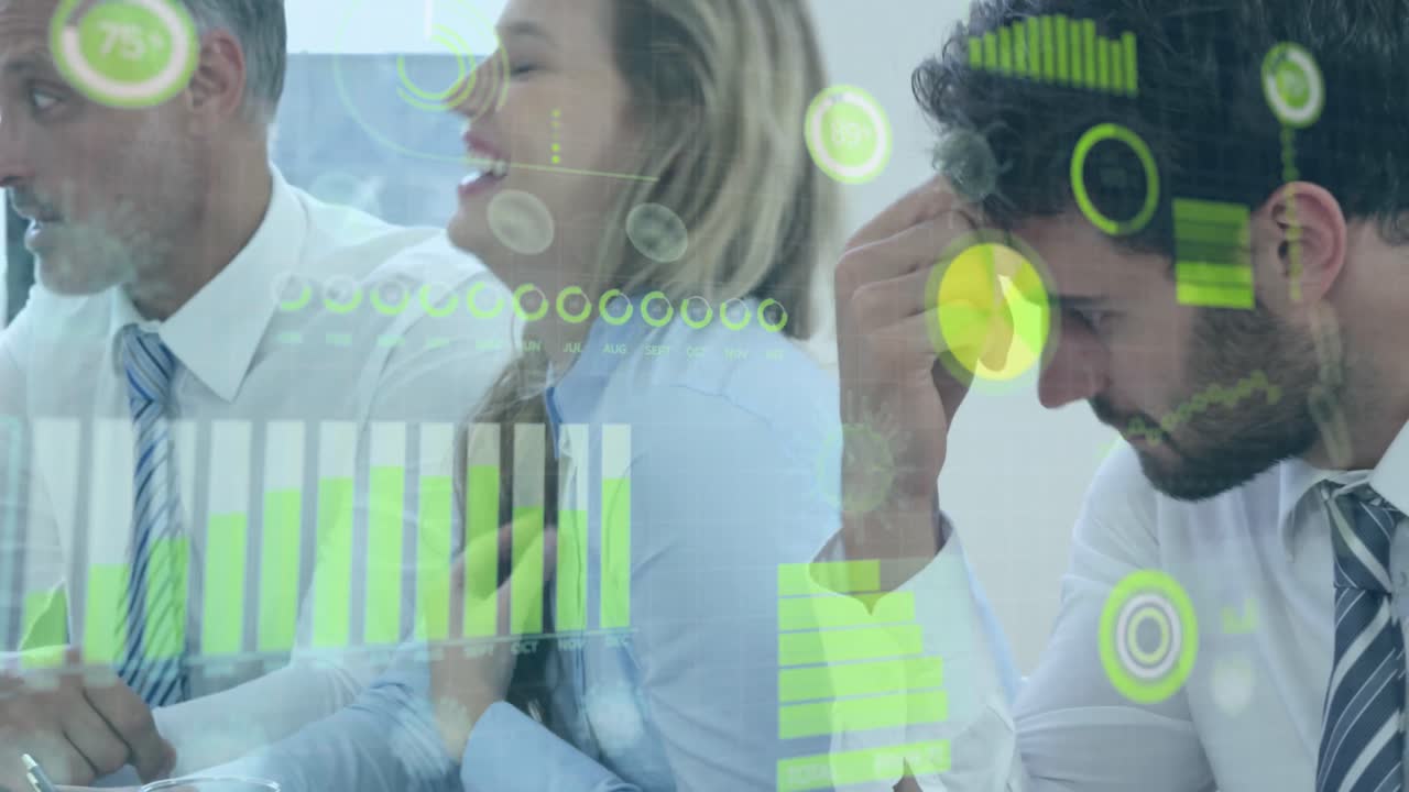 animación del procesamiento de datos estadísticos sobre diversos empresarios discutiendo juntos en la oficina
