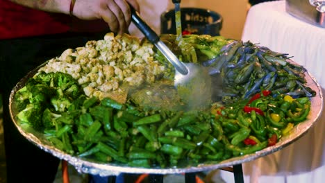 Imágenes-Cinematográficas-De-Cocina-De-4k-De-Un-Buffet-De-Comida-India-Para-El-Festival-De-Diwali-Con-Varios-Platos-Típicos-Indios