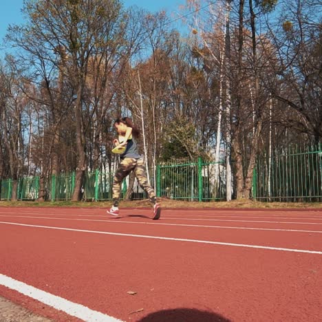 läufer-athlet, der im stadion trainiert. sportschuhe. gesunder lebensstil