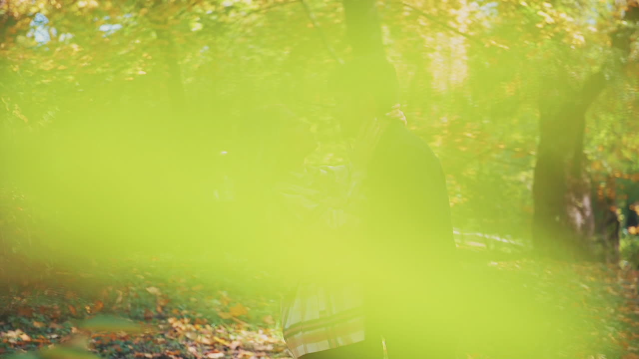 사랑에 빠진 청년은 여자친구에게 코에 키스를 한다