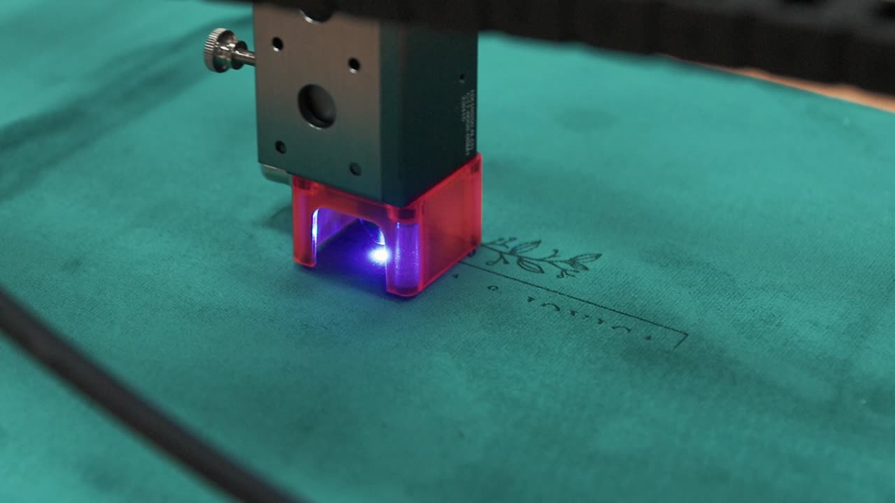 método automático de grabado láser preciso utilizado en la fabricación de arte moderno