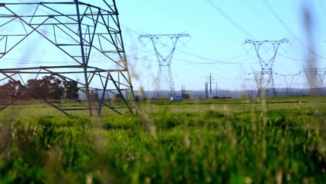 postes eléctricos en las tierras de cultivo 4k 4k