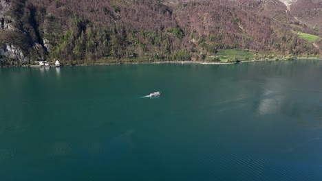 Fähre-Auf-Dem-Idyllischen-Walensee-In-Der-Schweiz,-Umgeben-Von-Alpen-Im-Frühling