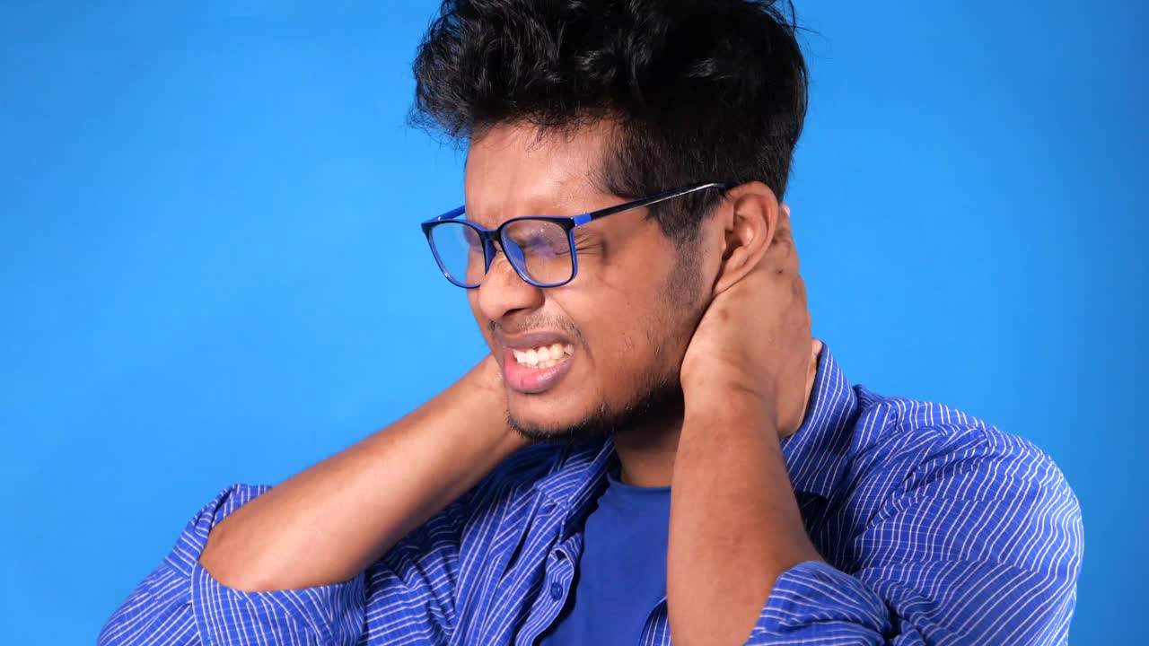 hombre que experimenta dolor o angustia