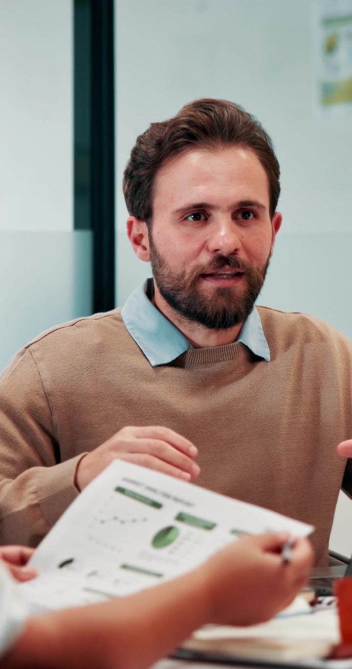 Professionista che discute di strategia aziendale durante una riunione in ufficio