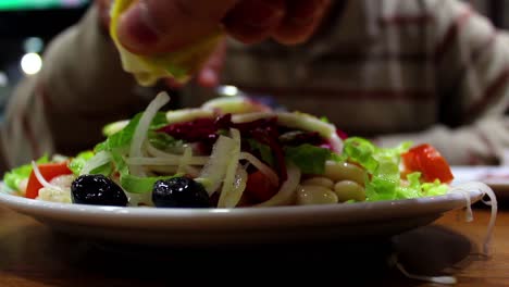 comiendo ensalada en el restaurante 2