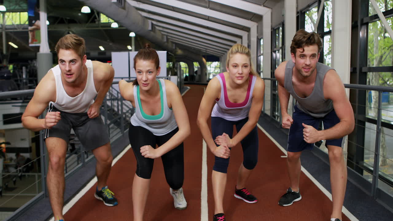 미소 짓는 운동선수 친구들이 달리기 시작합니다.