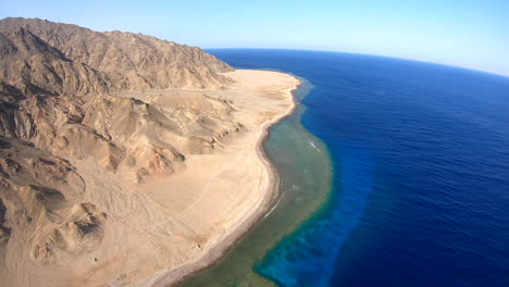 tiro de ariel para el arrecife de coral del mar rojo en la península del sinaí y las islas de arrecifes de coral en el mar rojo tiro en 4k y 50 fotogramas