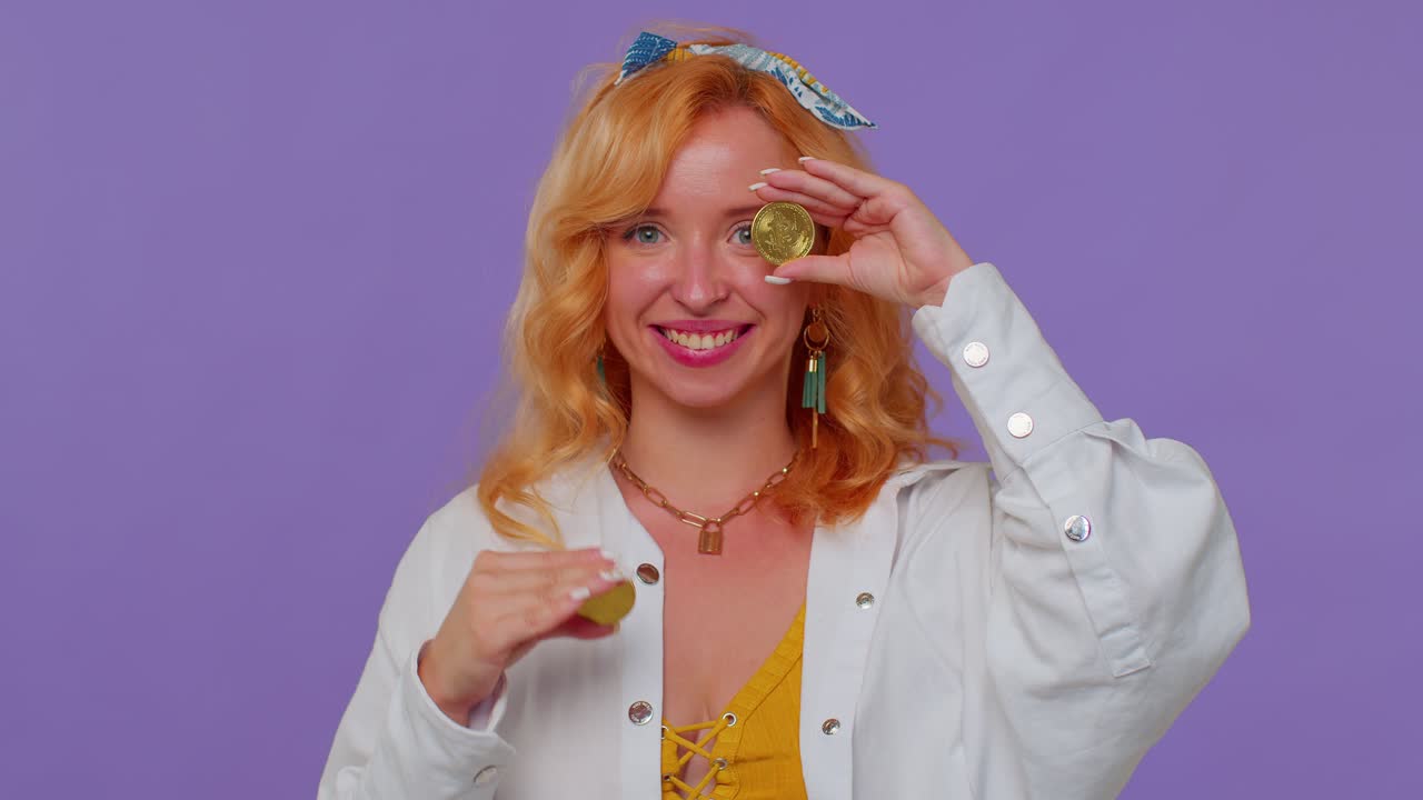 chica pelirroja rica y elegante engañando, mostrando bitcoins dorados, inversión en criptomonedas, minería