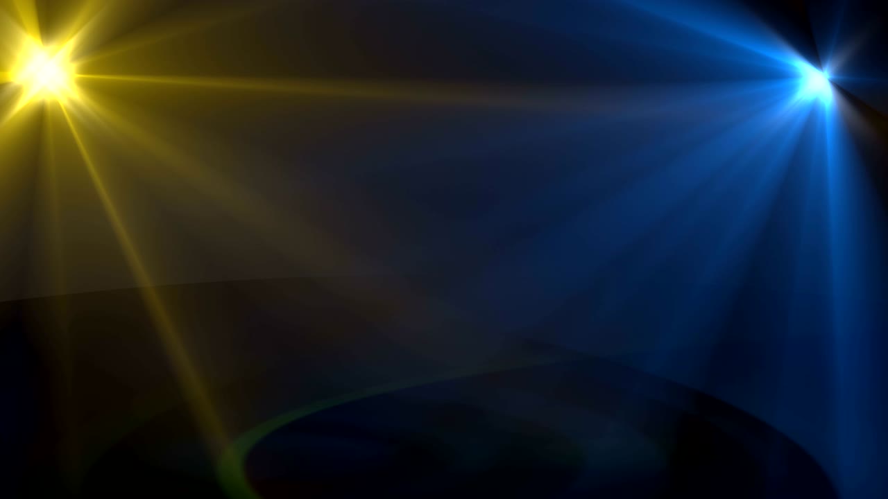 Filmato 3D realistico di fari rotanti. Animazione di fasci di luce colorati e luminosi che ruotano sul palco. Proiettori blu e gialli sul pavimento. Video astratto in loop di lampade in una discoteca buia.