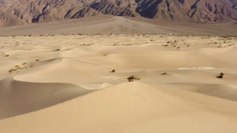 Imágenes-Aéreas-De-Drones-De-Las-Dunas-De-Arena-En-El-Valle-De-La-Muerte,-California,-Estados-Unidos