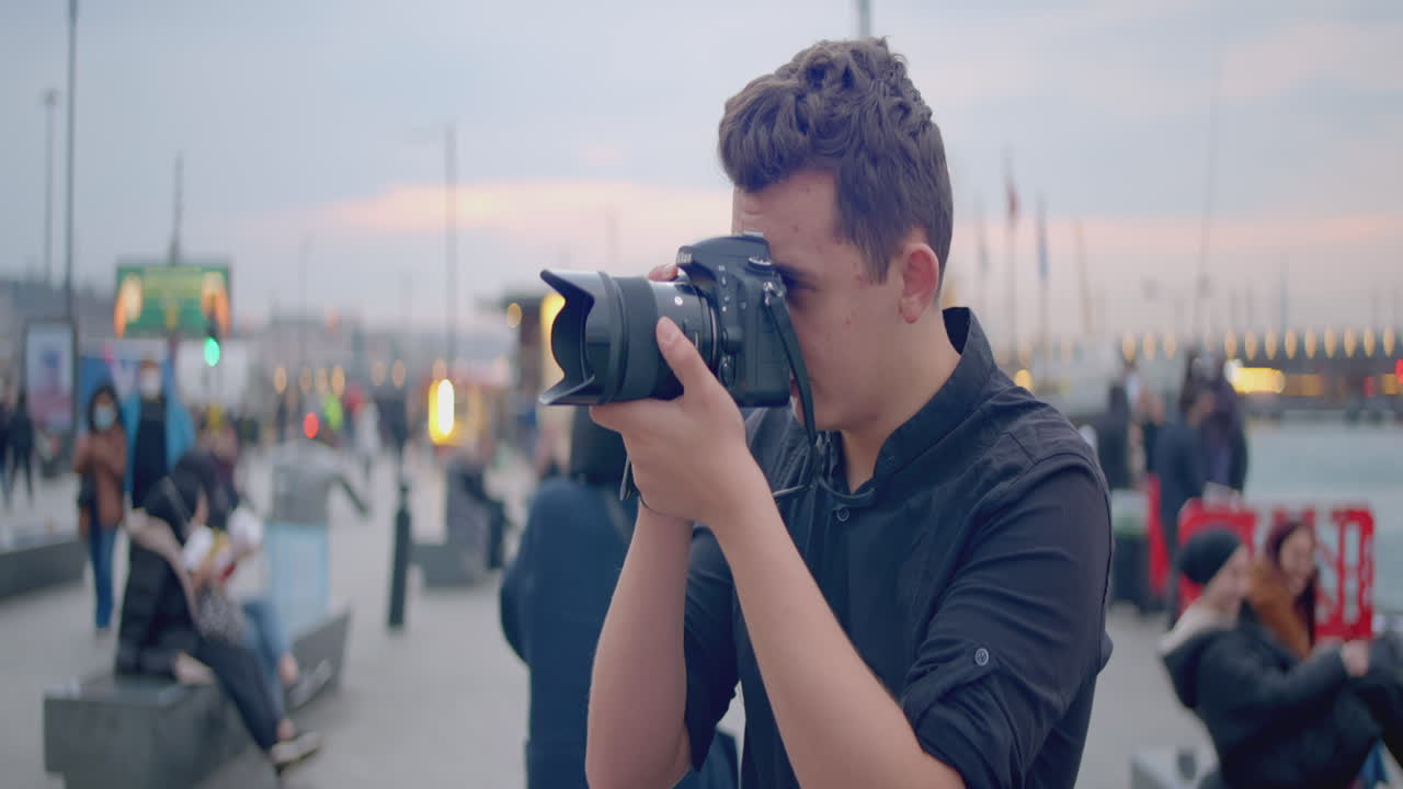 Jovem em uma cidade ao pôr do sol
