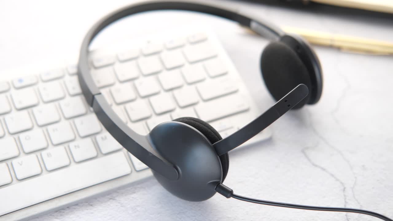 Arbeidsstasjon med hodetelefoner og tastatur