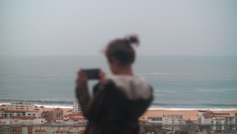 Niño-Tomando-Fotografías-De-La-Pintoresca-Costa-De-Nazaré-Y-El-Océano-Portugal