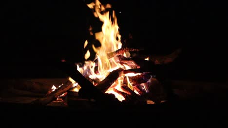 una gran hoguera ardiendo por la noche