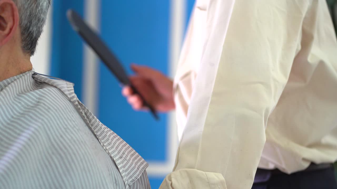 라틴 아메리카 이발소. 거울이 있는 이발사