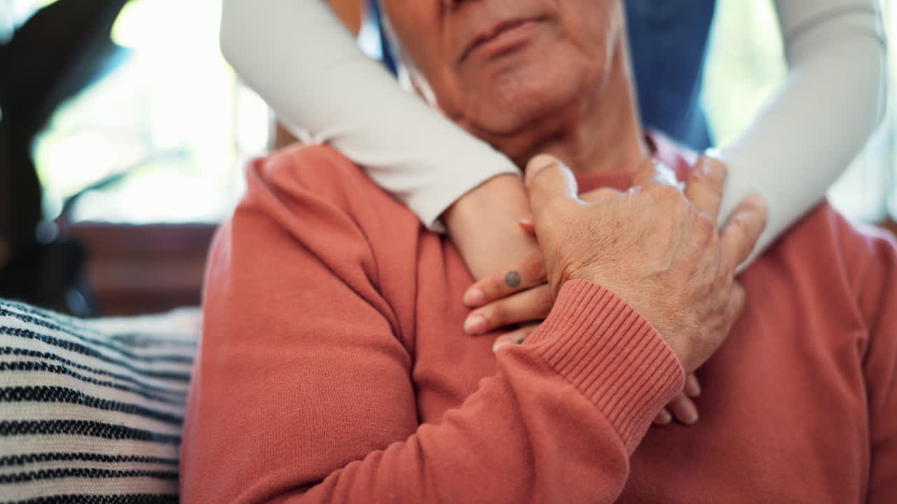 apoyo para personas mayores, sostenimiento de la mano