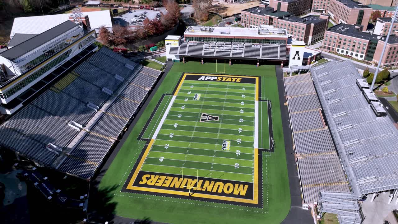 estadio kidd brewer en órbita aérea en boone nc, carolina del norte en el campus de la universidad estatal de los apalaches