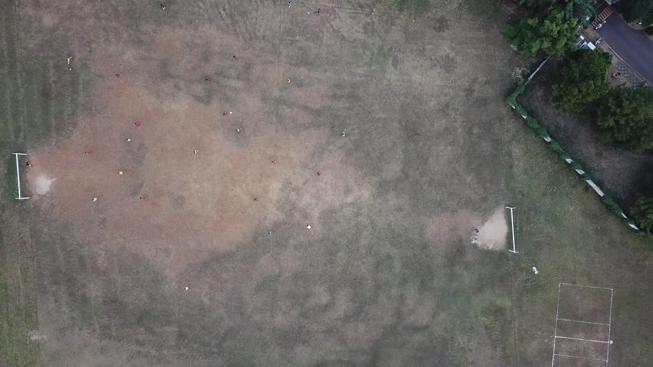 vista aérea de un juego de fútbol en un campo