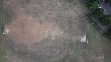 vista aérea de un juego de fútbol en un campo
