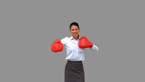 Mujer-De-Negocios-Gesticulando-Con-Guantes-De-Boxeo-En-Pantalla-Gris