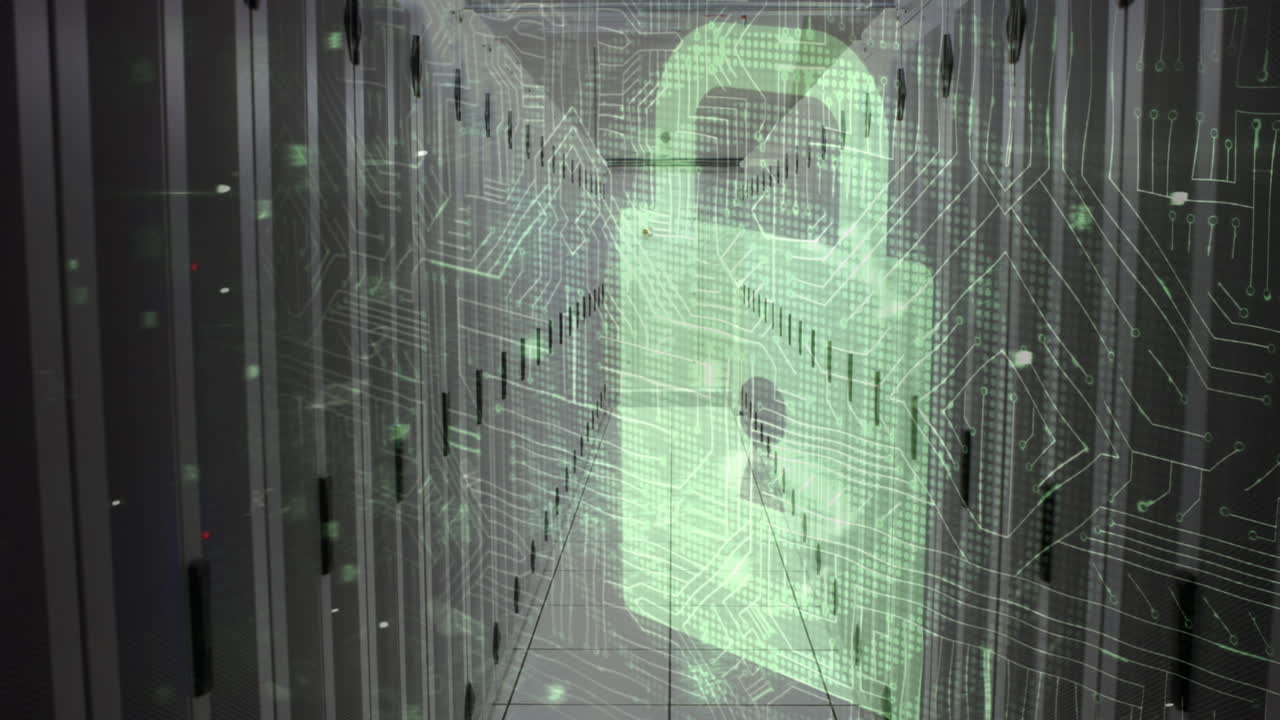 animación de advertencia de ataque cibernético y candado sobre la sala del servidor