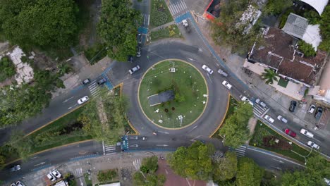 Hiperlapso-Ascendente-Aéreo-Del-Tráfico-En-La-Rotonda-De-Ciudad-Jardín.