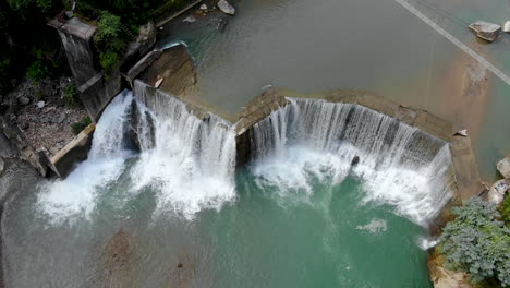 Gran-Río-Aéreo-Que-Se-Convierte-En-Una-Enorme-Cascada-En-Las-Montañas