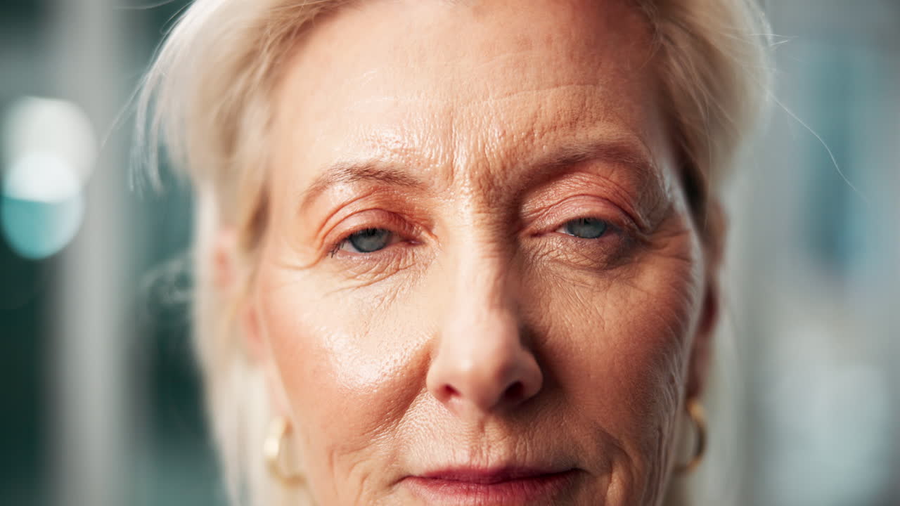 retrato en primer plano de una mujer mayor